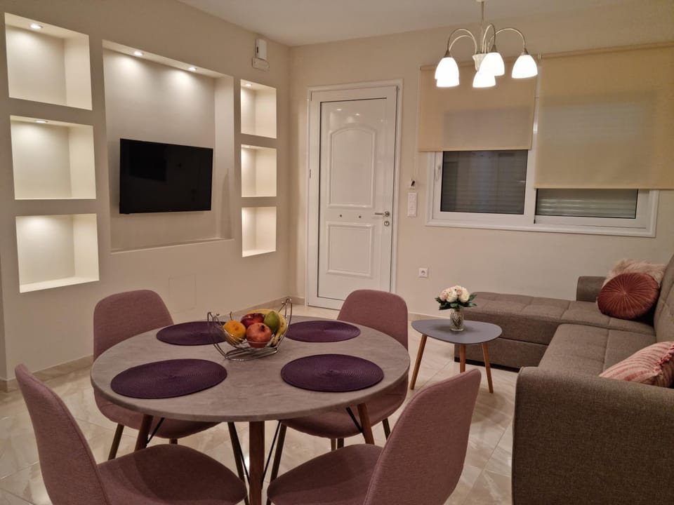 Communal lounge/ TV room, TV and multimedia, Living room, Seating area, Dining area, Evening entertainment