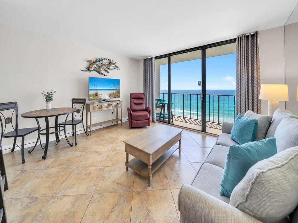 View (from property/room), Balcony/Terrace, Living room, Seating area, Dining area, Sea view, furniture