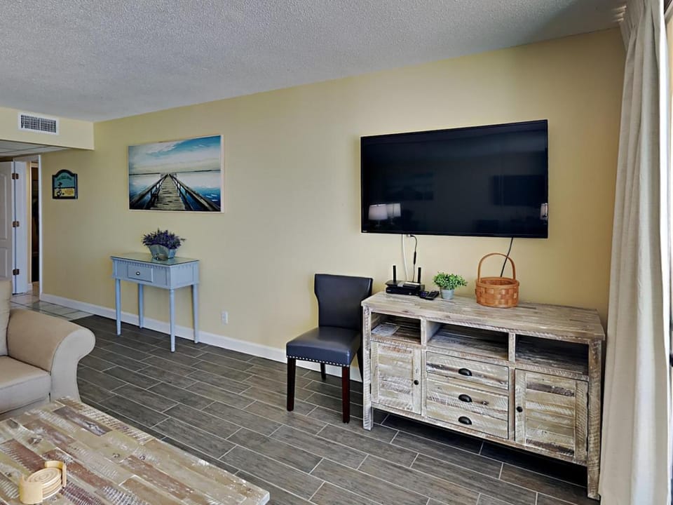 TV and multimedia, Living room, Seating area, furniture, air conditioner