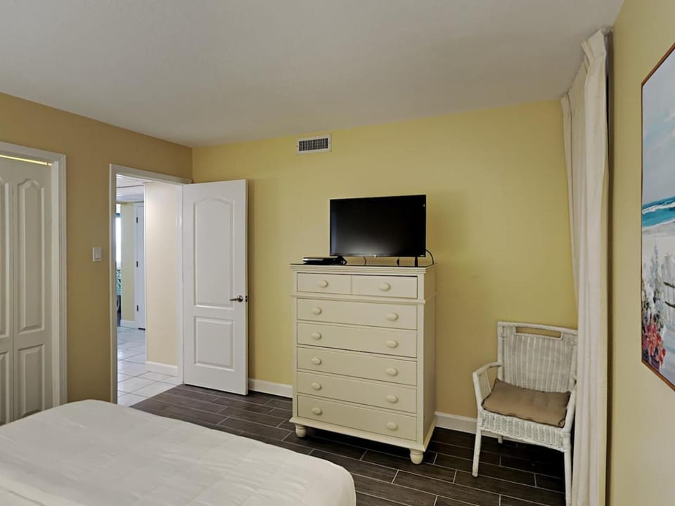 TV and multimedia, Seating area, Bedroom, furniture, air conditioner