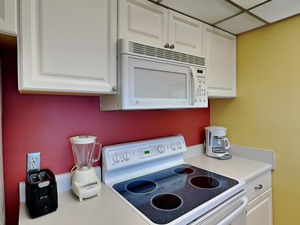 TV and multimedia, Kitchen or kitchenette, microwave, stove