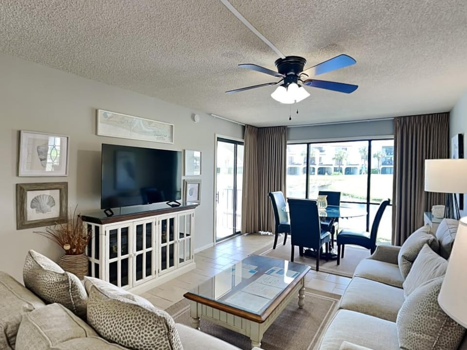 TV and multimedia, Balcony/Terrace, Living room, Seating area, Dining area, furniture