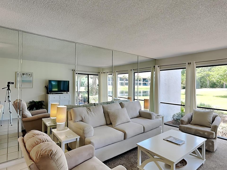 Golfcourse, TV and multimedia, Living room, Seating area, furniture