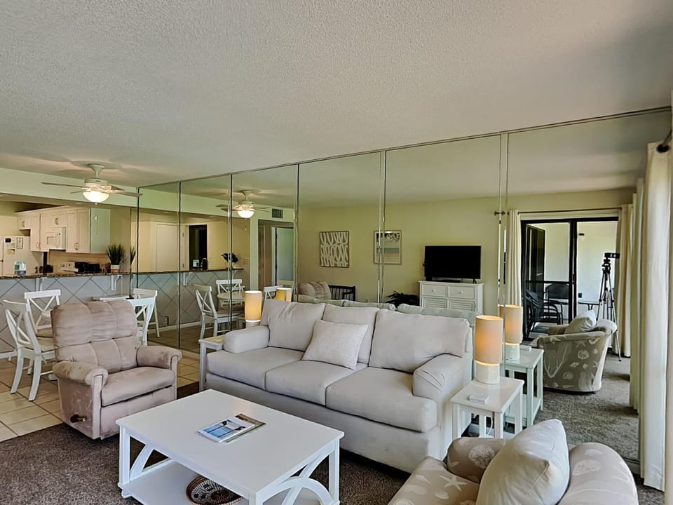 TV and multimedia, Balcony/Terrace, Living room, Seating area, Dining area, furniture
