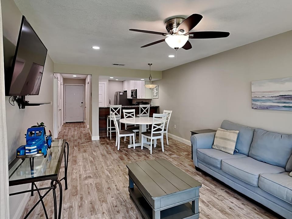 TV and multimedia, Kitchen or kitchenette, Living room, Dining area, furniture
