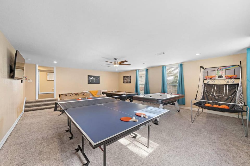Nr DT, Med Center, Midtown Sleeps 16 Game Room House in Houston