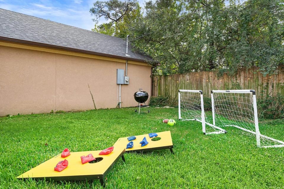 Nr DT, Med Center, Midtown Sleeps 16 Game Room House in Houston