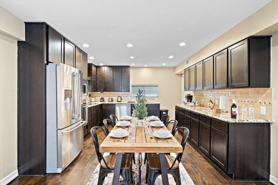 Nr DT, Med Center, Midtown Sleeps 16 Game Room House in Houston