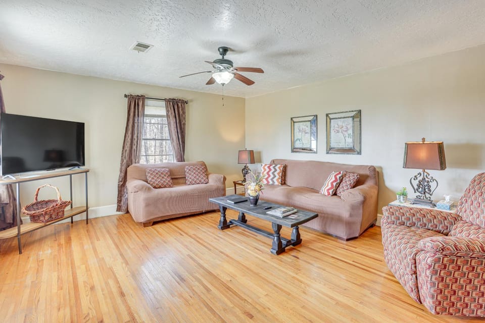 Charming Gadsden Home w/ Golf Course Views! House in Alabama