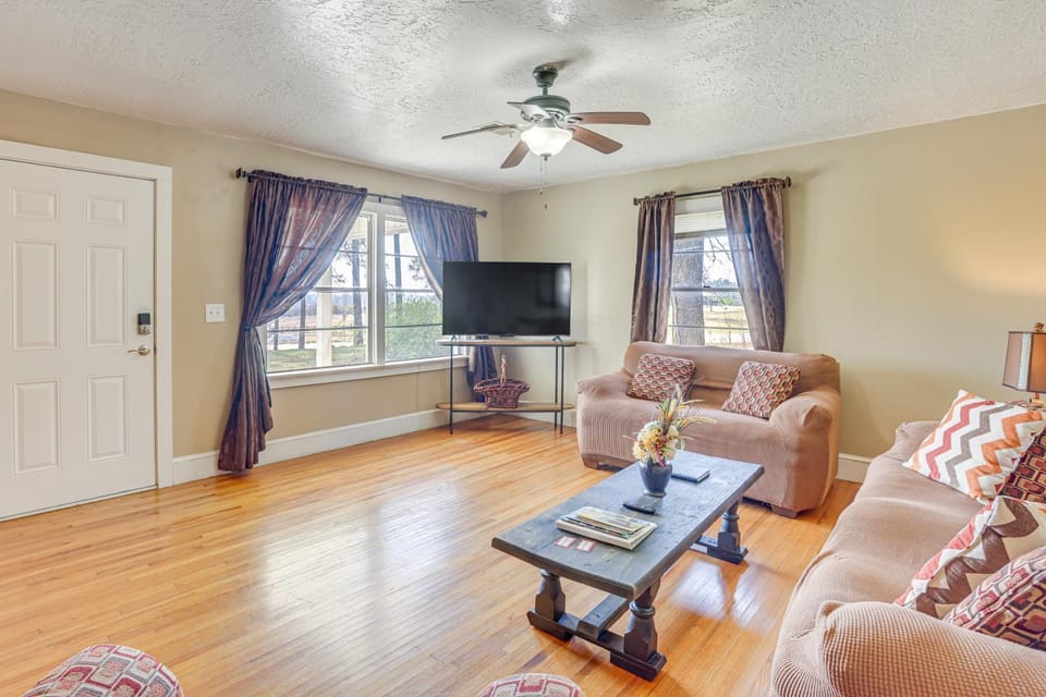 Charming Gadsden Home w/ Golf Course Views! House in Alabama