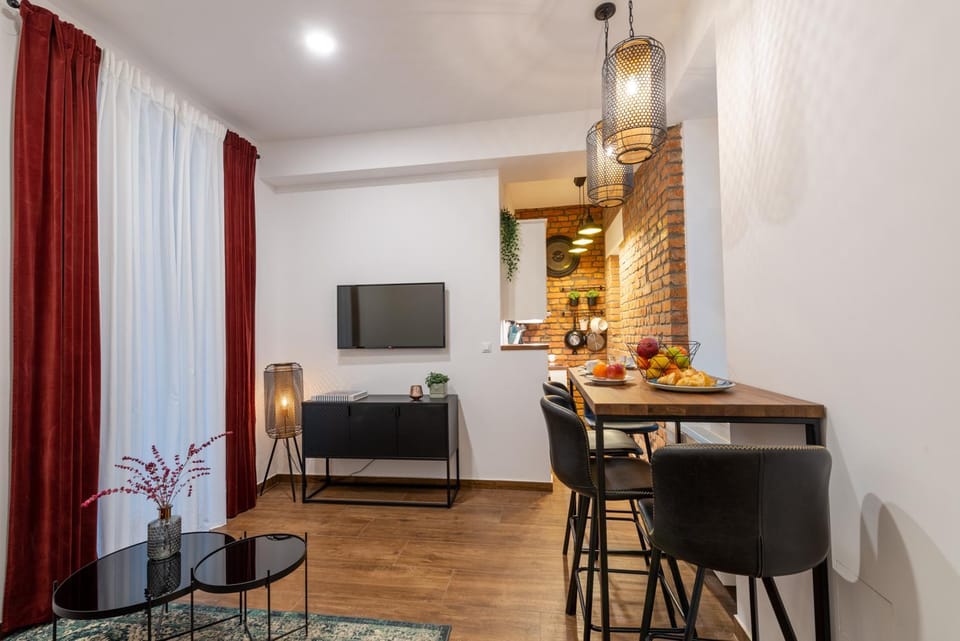 TV and multimedia, Kitchen or kitchenette, Living room, Seating area, Dining area