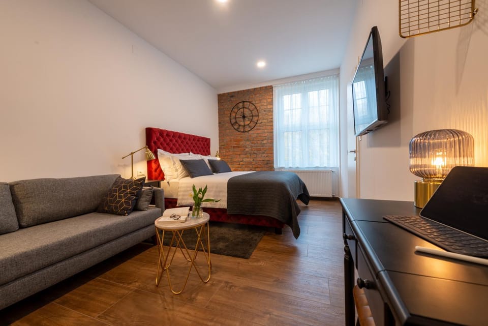 Bed, TV and multimedia, Living room, Photo of the whole room, Seating area, Bedroom