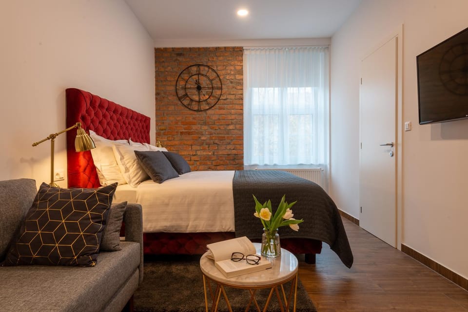 Bed, TV and multimedia, Living room, Seating area, Bedroom