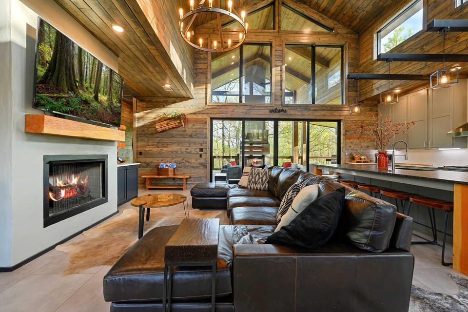 Secluded Creekside Cabin w/ Hot Tub & Fire Pit! Cabin in Oklahoma