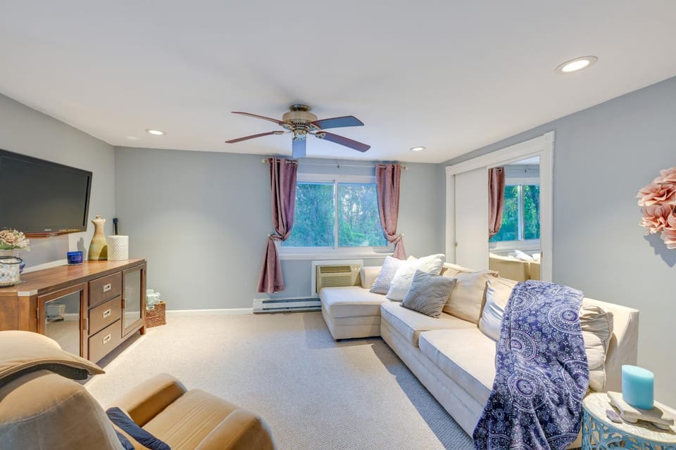 Cozy Dix Hills Apt w/ Deck ~ 7 Mi to Beach! Apartment in South Huntington