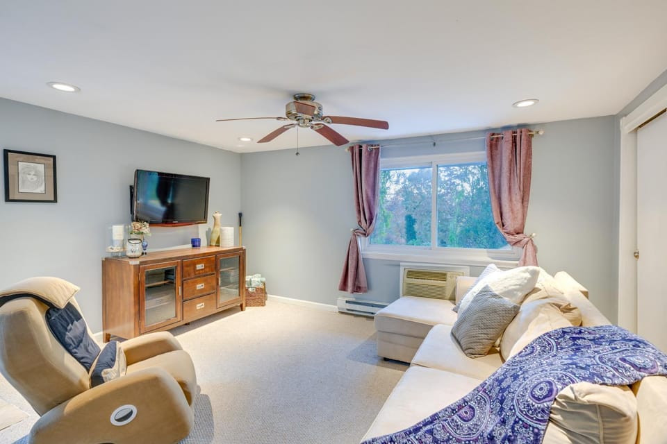 Cozy Dix Hills Apt w/ Deck ~ 7 Mi to Beach! Apartment in South Huntington