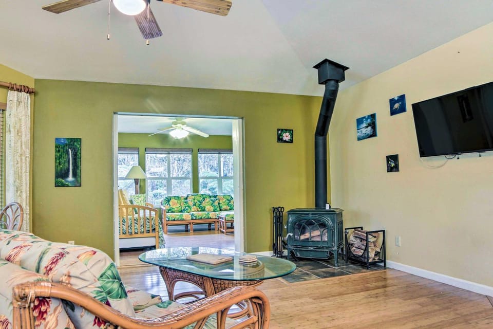 Breezy Home, 4 Mi to Volcanoes Natl Park! House in Volcano