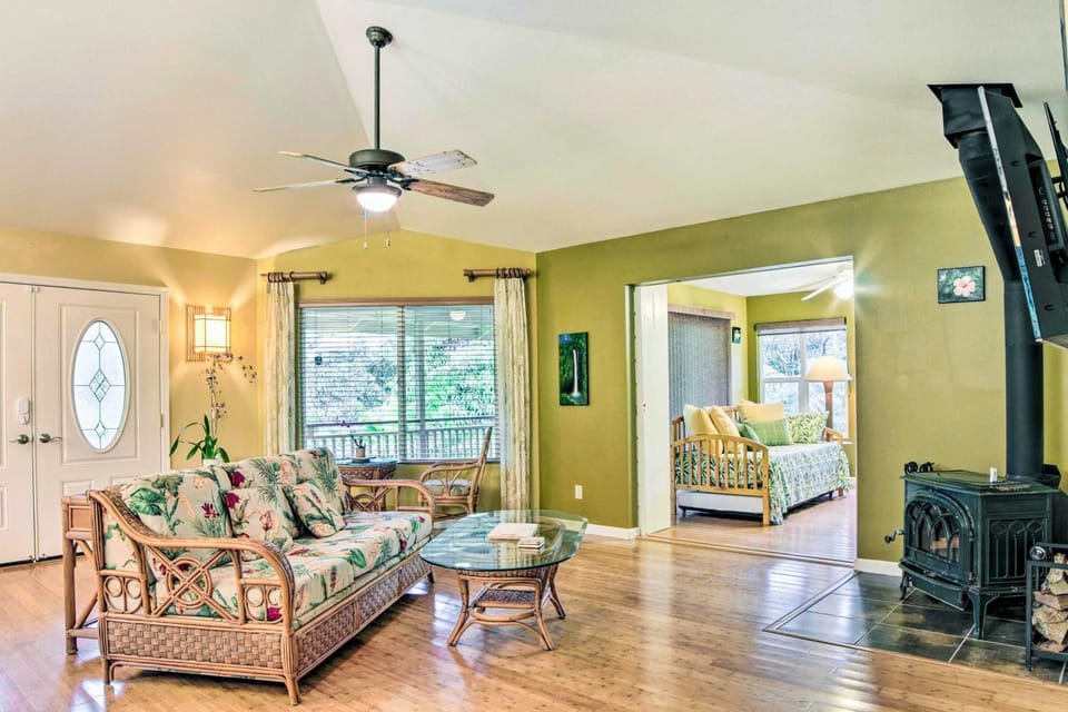 Breezy Home, 4 Mi to Volcanoes Natl Park! House in Volcano