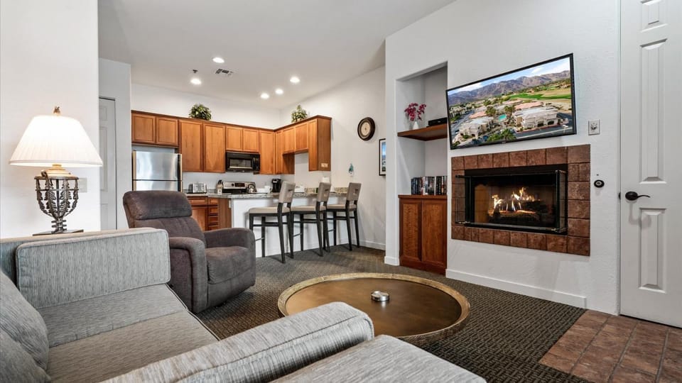 CLR100 Private 1 Bedroom w Spacious Living Area Apartment in Indian Wells