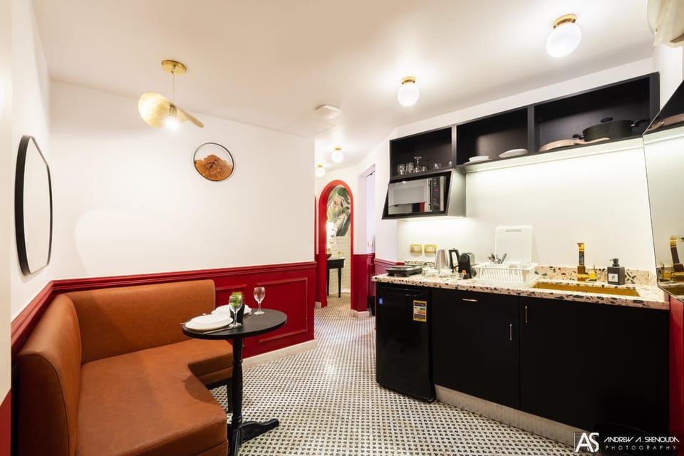 Kitchen or kitchenette, Seating area