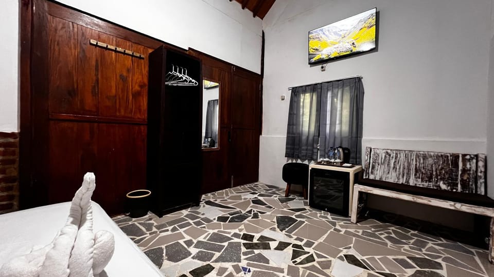Bed, TV and multimedia, Photo of the whole room, Bedroom