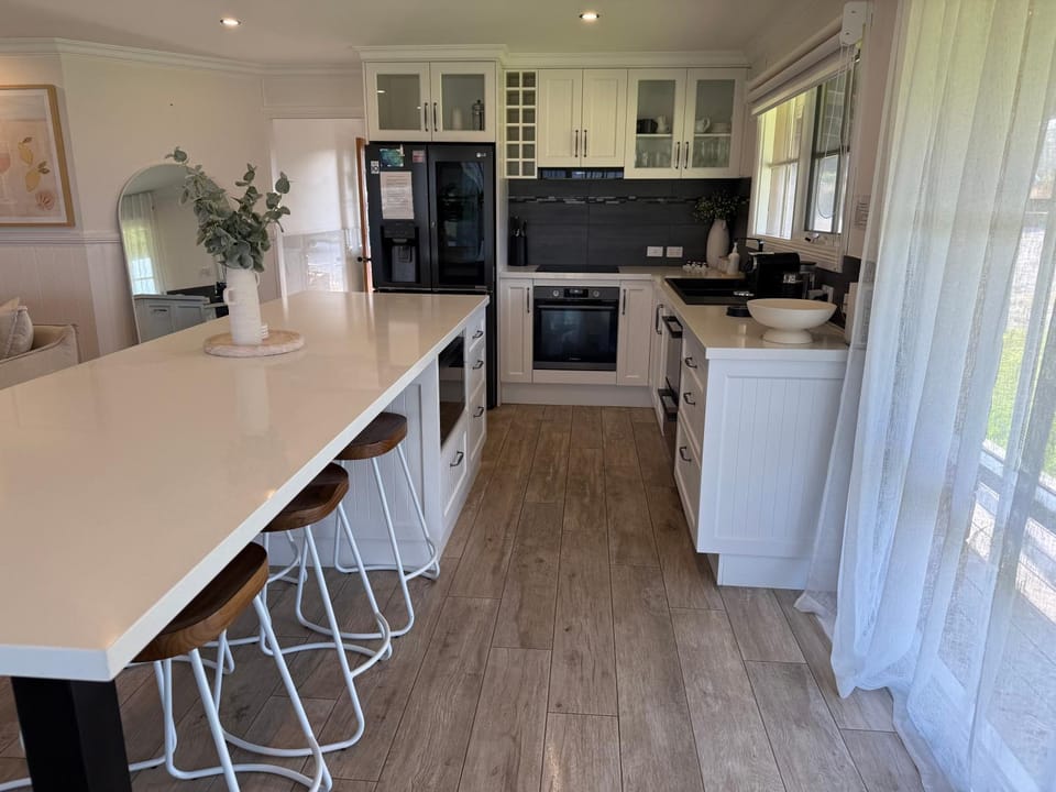 Sunny's Beach House in Apollo Bay with Jacuzzi House in Apollo Bay
