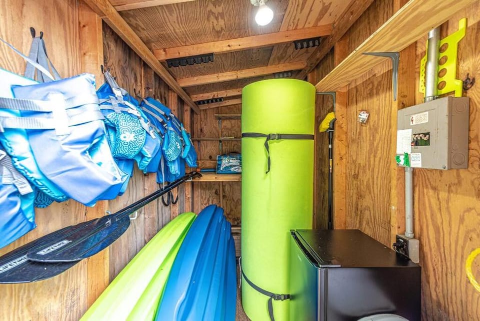 Lake Gaston Duo Kayaks and Dock Duplex 4000+ sq ft House in Bracey