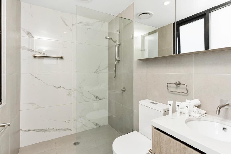 Shower, Toilet, towels