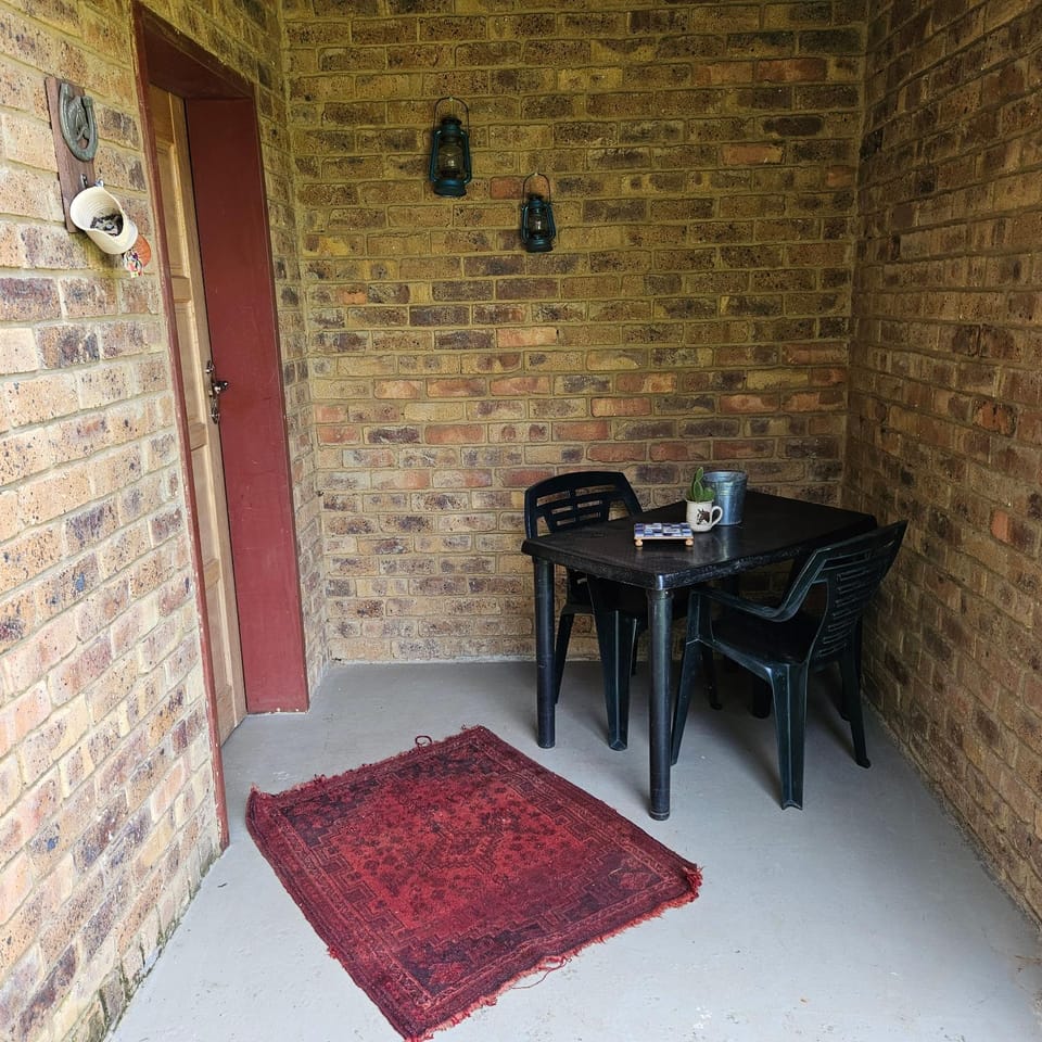 Patio, Facade/entrance, Seating area, Dining area