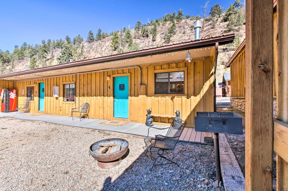 Near Hiking & Main St! Mtn-View Red River Retreat House in Red River