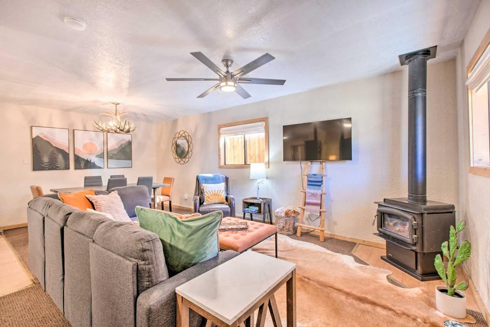 Near Hiking & Main St! Mtn-View Red River Retreat House in Red River