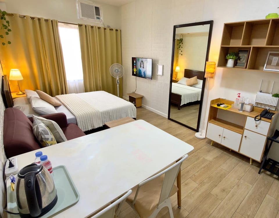 Bed, TV and multimedia, Kitchen or kitchenette, Living room, Photo of the whole room, Dining area, air conditioner