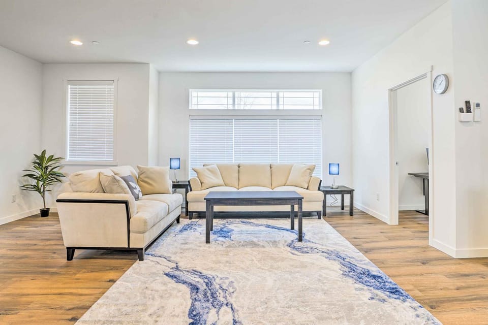 Balcony & Mtn Views! Newly Built Getaway in Monroe House in Washington