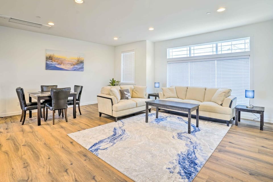 Balcony & Mtn Views! Newly Built Getaway in Monroe House in Washington