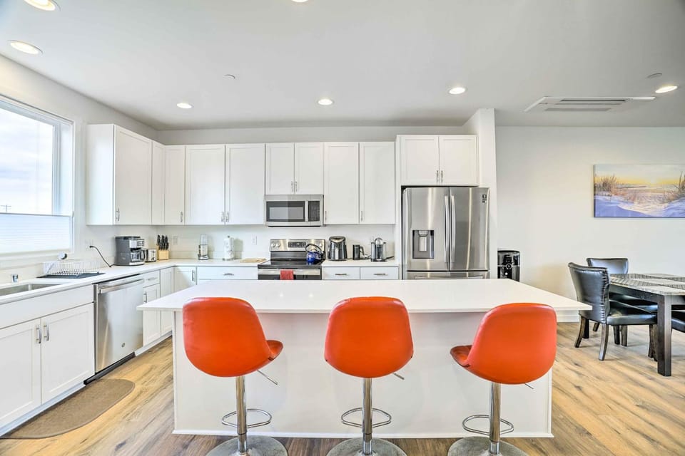 Balcony & Mtn Views! Newly Built Getaway in Monroe House in Washington