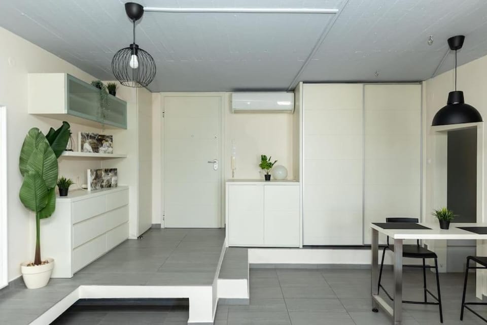 Kitchen or kitchenette, Living room, Seating area, Dining area, minibar, oven, air conditioner
