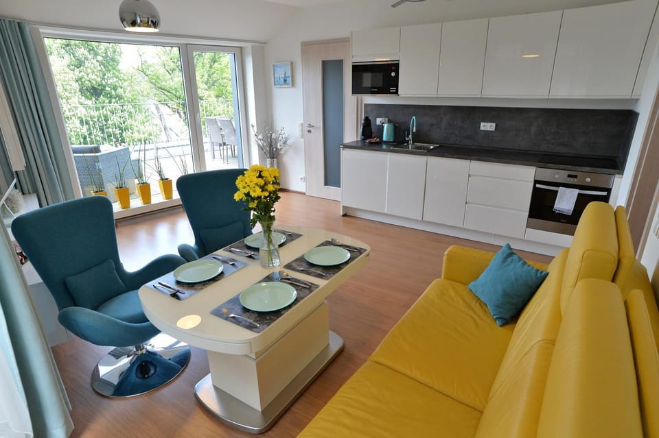 View (from property/room), Living room, Seating area, Dining area, Garden view