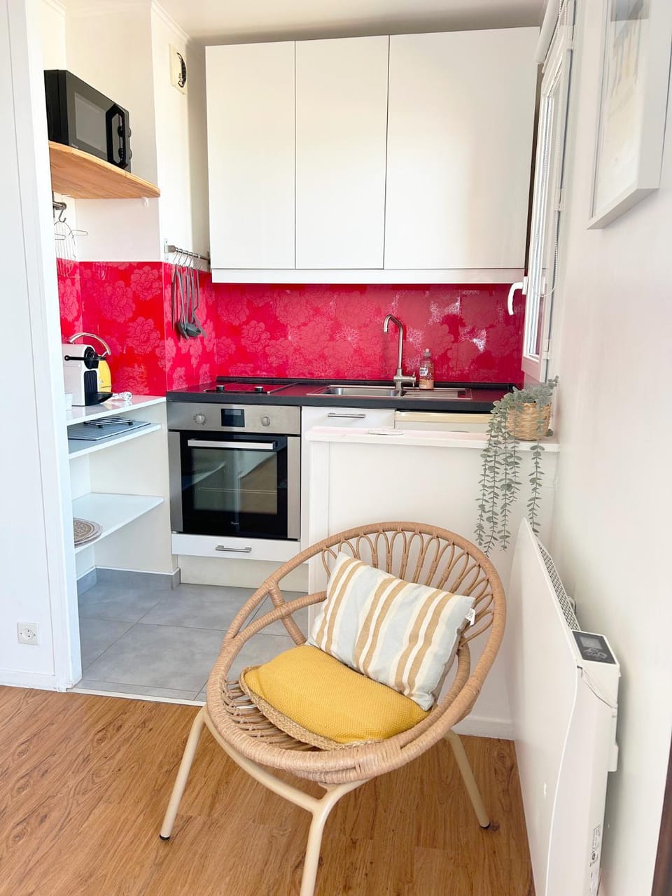 Kitchen or kitchenette, oven