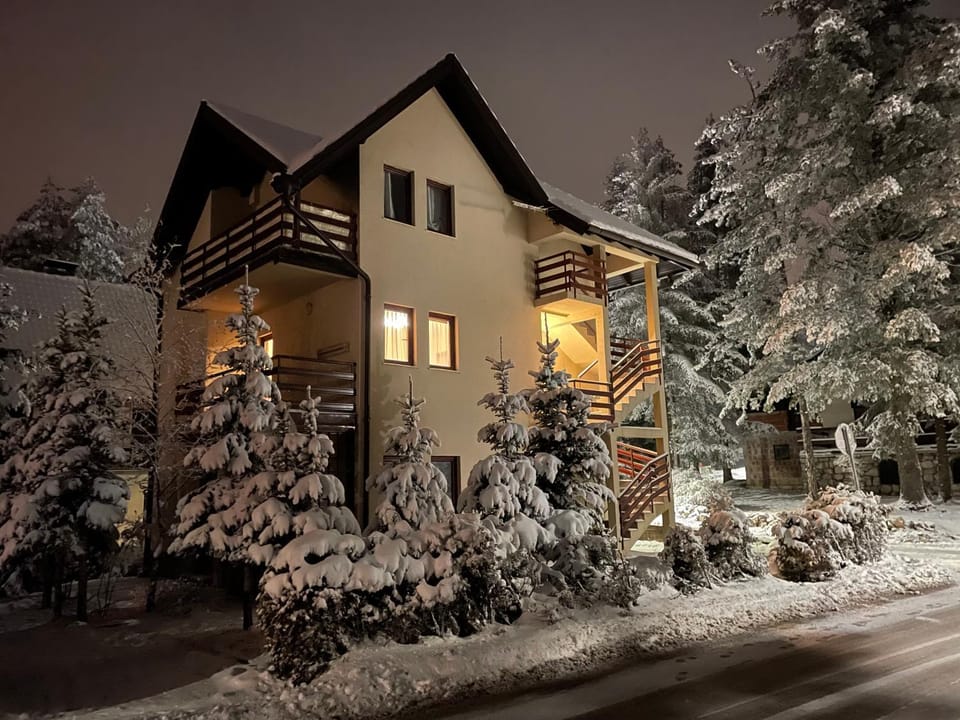 Yellow & Green Apartment Apartment in Zlatibor