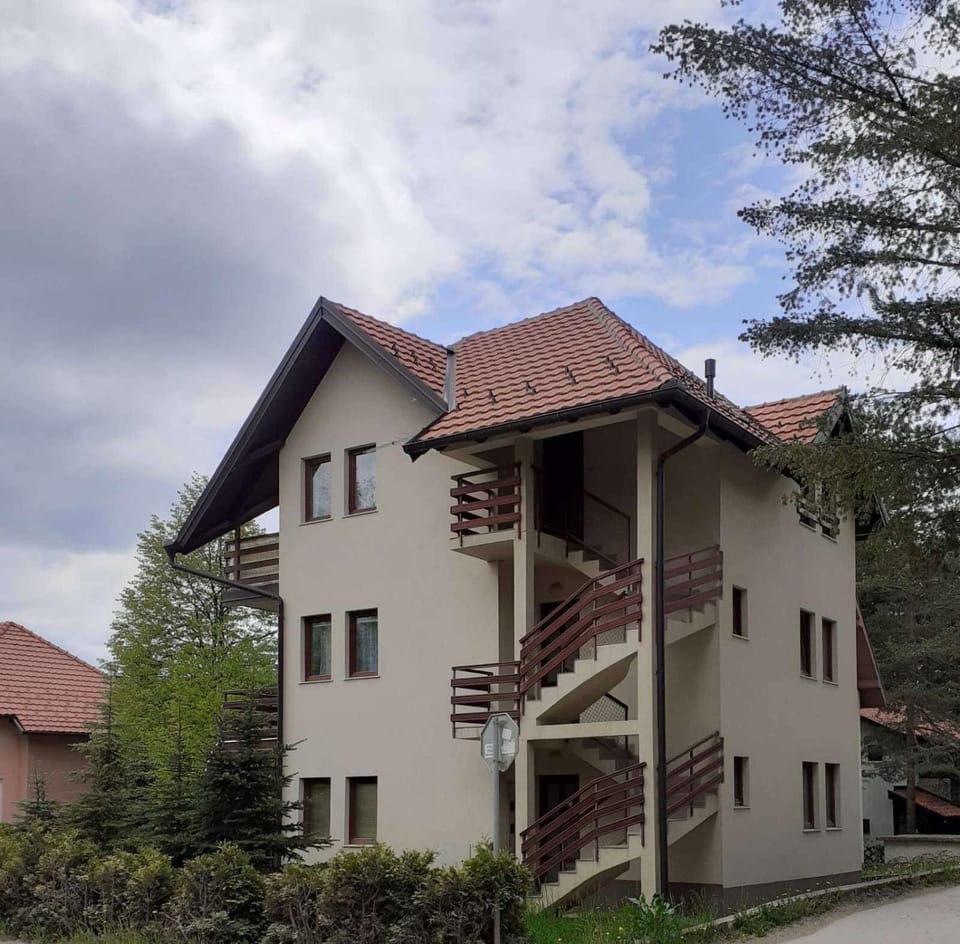 Yellow & Green Apartment Apartment in Zlatibor