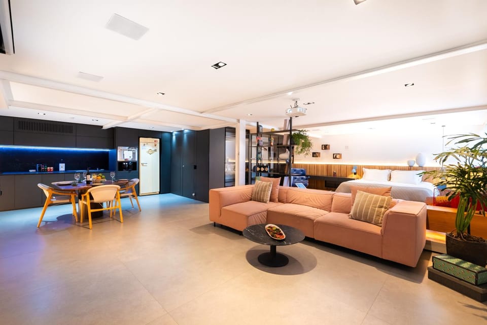 Kitchen or kitchenette, Living room, Seating area, Dining area, oven