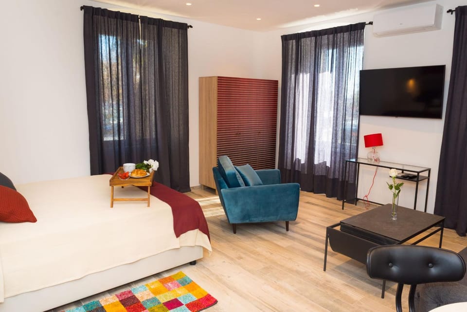Bed, TV and multimedia, Living room, Photo of the whole room, Decorative detail, Seating area, Bedroom, wardrobe, air conditioner