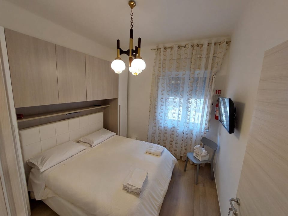 Bed, TV and multimedia, Photo of the whole room, Bedroom, towels, wardrobe