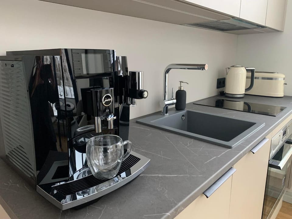 Coffee/tea facilities, Kitchen or kitchenette, stove, toaster