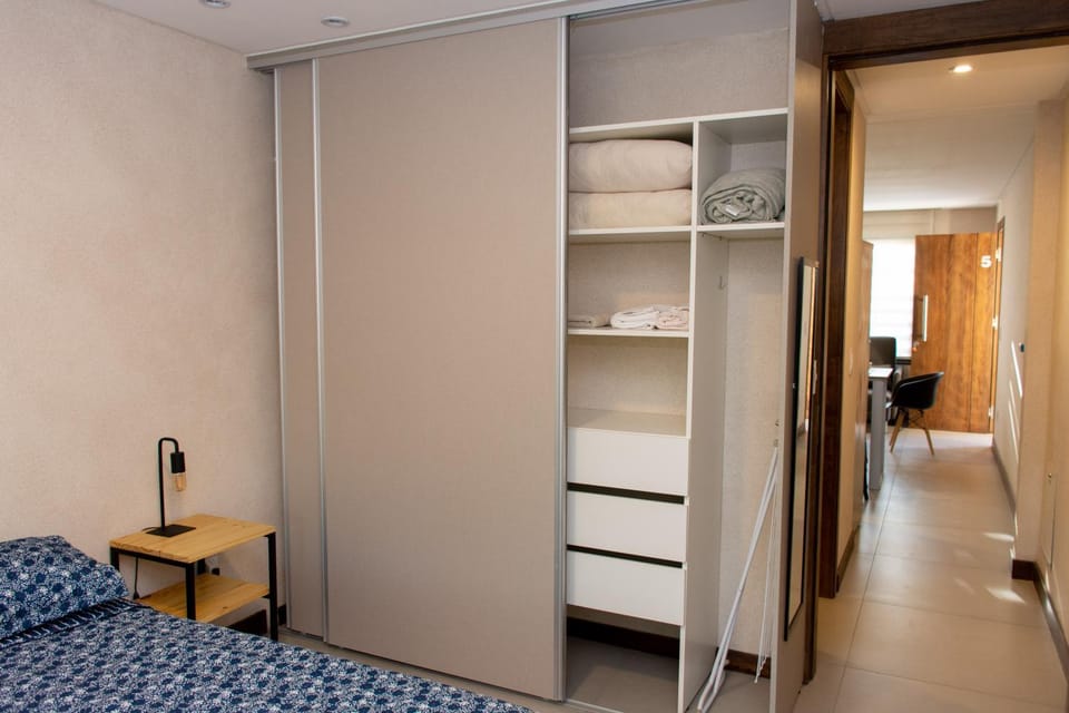 Photo of the whole room, Bedroom, wardrobe