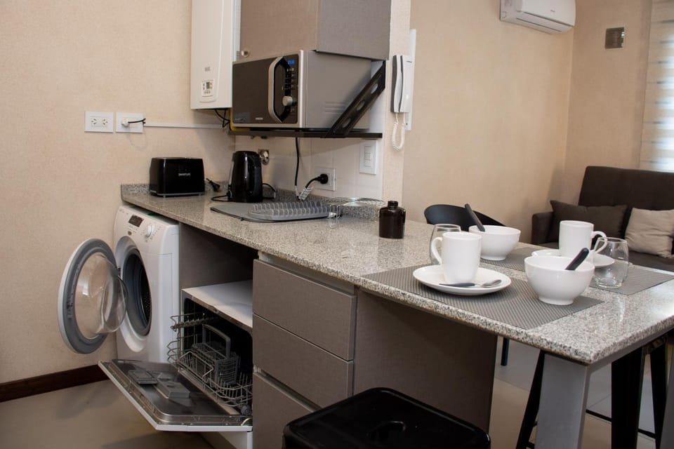 Coffee/tea facilities, dishwasher, internet, minibar, toaster, washing machine