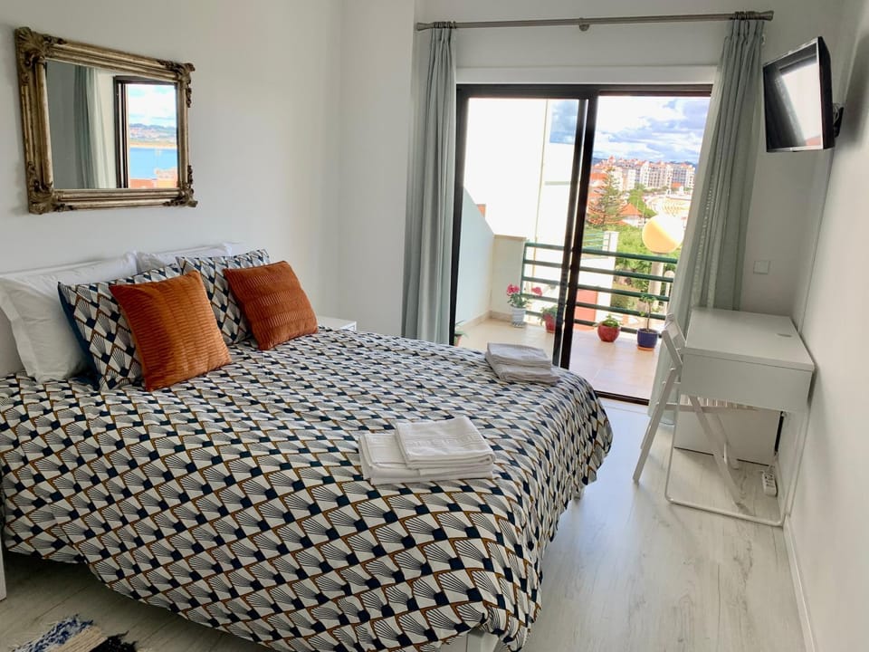 Bed, TV and multimedia, Balcony/Terrace, Balcony/Terrace, Photo of the whole room, Bedroom, City view, City view, Landmark view, Landmark view, Pool view, Pool view, Sea view, Sea view, Swimming pool, cot, heating, heating, internet, internet, wardrobe