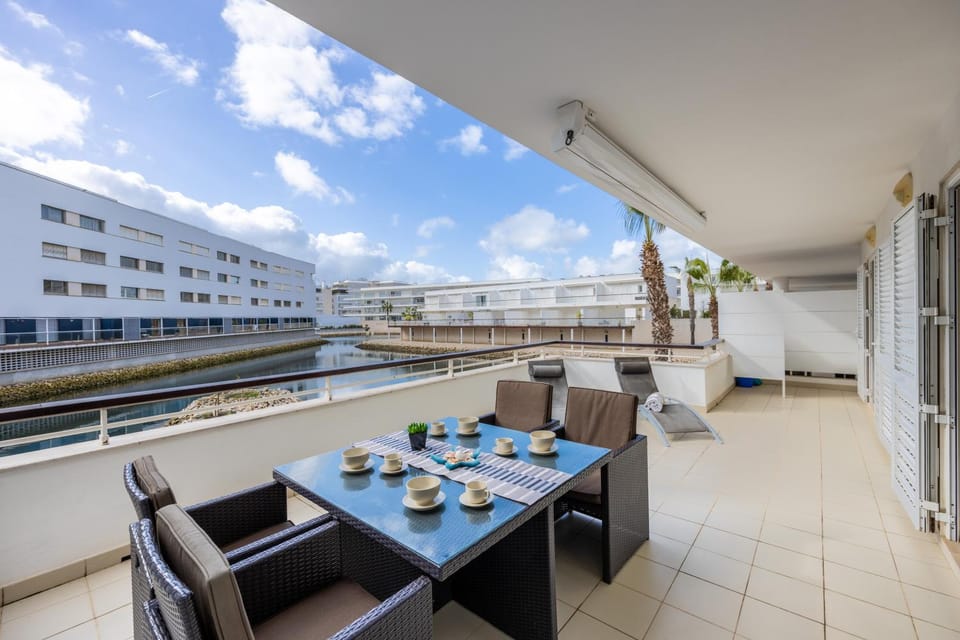 Property building, View (from property/room), Balcony/Terrace