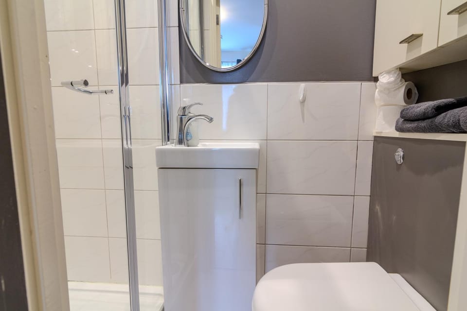 Shower, Toilet