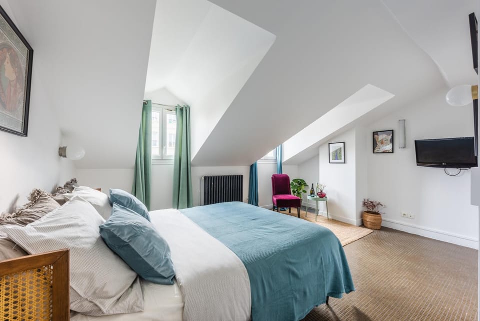 Bed, TV and multimedia, Photo of the whole room, Bedroom